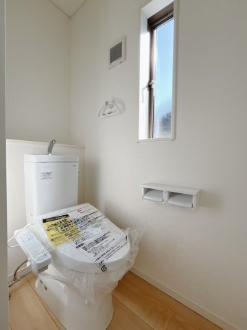 【新築戸建】上里町大御堂第4のトイレ|■トイレ（2号棟）｜白を基調としたトイレになっています♪窓付きなので、常に換気もできいつでも綺麗を保てます♪
