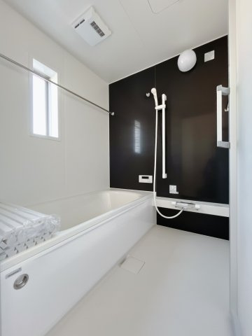 【新築戸建】上里町大御堂第4の浴室|■浴室（2号棟）｜デザイン性に優れた浴室♪1日の疲れを癒す、ゆったりとしたバスタイムをぜひお過ごしください(*＾＾*)大きな窓付きで嬉しい♪