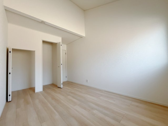 【新築戸建】上里町大御堂第4の洋室|■1階洋室（2号棟）｜ナチュラルカラーの床です。模様替えなどとても楽しく工夫できます♪陽当たり、風通しもとても良いので毎日快適な生活スタートです！子供部屋にも良いですね♪