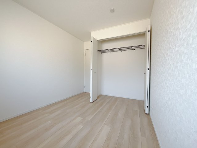 【新築戸建】上里町大御堂第4の洋室|■1階洋室（2号棟）｜1階各居室には収納をご用意しています♪常にお部屋を綺麗に保てます！小さなお子様も自然とお片付けができるようになるのでうれしいですよね！