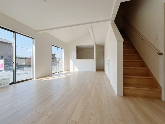 【新築戸建】上里町大御堂第4の居間・リビング|■リビング（2号棟）｜毎日の家族とのご飯も大切に、充実できるようオシャレなダイニングキッチンをご用意しました♪より家族との絆も深まります＾＾