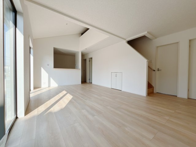 【新築戸建】上里町大御堂第4の居間・リビング|■リビング（2号棟）｜時の流れと共に陽射しは装いを変え空間に新たな彩りを与えます。一日中家に居ても飽きることなく過ごすことができる素敵な空間です♪