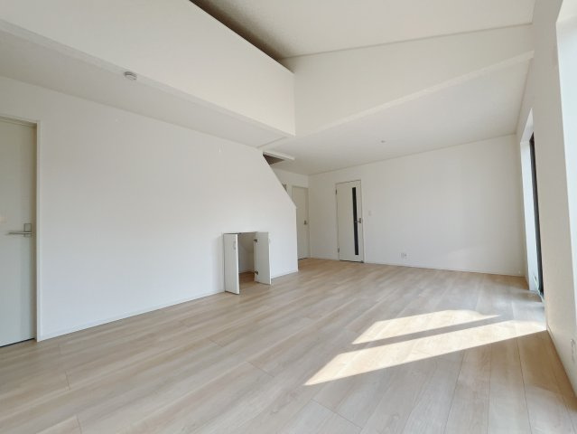 【新築戸建】上里町大御堂第4の居間・リビング|■リビング（2号棟）｜陽当たり良好のリビングダイニング♪賃貸では叶わなかった、お友達とのホームパーティや大音量で映画やテレビを楽しむことができます(*^^*)