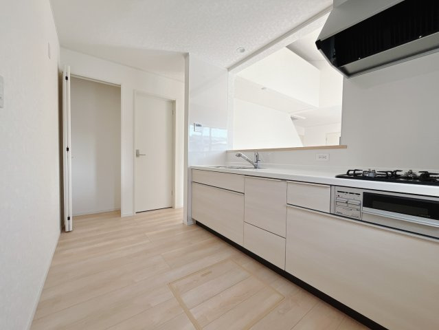 【新築戸建】上里町大御堂第4のキッチン|■キッチン（2号棟）｜ワークトップの幅が広く、お子様といっしょにお料理をつくったり、ちょっとしたパーティーも楽しめます。フラットなのでお掃除がしやすいのもポイントです♪