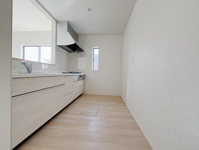 【新築戸建】上里町大御堂第4のキッチン|■キッチン（2号棟）｜ワークトップ下には、圧力鍋やパスタ鍋などのかさばる調理器具もラクラク収納可能なスライド収納！ものが溢れがちなキッチン回りもスッキリきれいに管理ができます♪