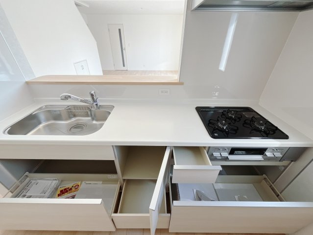 【新築戸建】上里町大御堂第4のキッチン|■キッチン（2号棟）｜作業がはかどる広々カウンタースペース。会話がはずむ「オープンキッチン」なので家族とのコミュニケーションも活発になります。