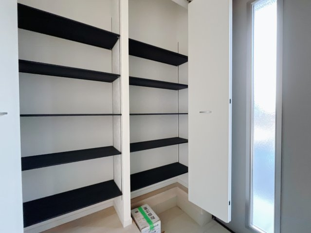 【新築戸建】上里町大御堂第4の玄関|■玄関（2号棟）｜毎日の「いってらっしゃい」や「お帰りなさい」を大切なご家族と過ごす玄関は〈使いやすさ〉を追求しております。玄関横の物入は急な来客時でもさっとお片付けできるスペースを確保しています。