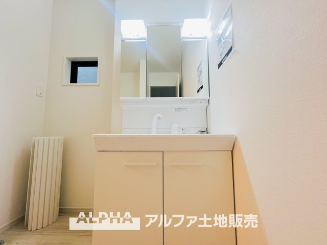 ~福生南田園~ Newly built houseの独立洗面台|【trifold mirror】
◆三面鏡◆身支度には、歯ブラシ・コップ・化粧品類など様々な小物を使用するので散らかってしまいがち。鏡の裏収納でたっぷり収納して生活感を隠し、スタイリッシュな空間に。