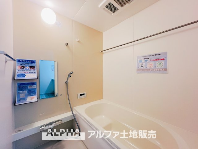 ~福生南田園~ Newly built houseの浴室|【Bathroom】
◆浴室換気乾燥機付きUB◆雨に日でも洗濯物が乾かせ、同時に室内を乾燥させる為、カビ、汚れの発生を抑えます。暖房機機能があり冬場は入浴前に暖め可能でとても重宝します。