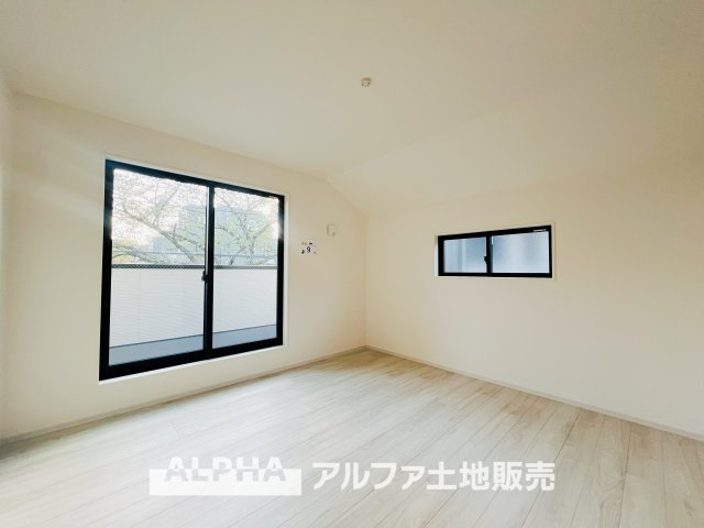 ~福生南田園~ Newly built houseの洋室|【The faint smell】
◆仄かな匂い◆キラリと光るドアノブに手をあて扉を開くと、眩い光に照らされたリビングルームと僕たち家族の優しい香りが仄かに立ち込めている。そんな温もりを感じる。