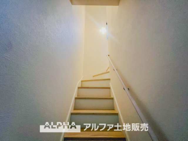 ~福生南田園~ Newly built houseの玄関|【Living in the stairs】
◆リビングイン階段◆家族みんなの笑い声が聞こえ温かみを感じる導線は、子様の成長を見守り我が子の成長した姿を見つめる。そんな優しい思いの詰まった間取りです。