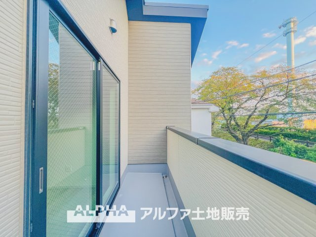 ~福生南田園~ Newly built houseのバルコニー|【outward appearance】
◆バルコニー◆家から望む空はブルースカイ。隔てるものは何もなく、そこにあるのは青い空と白い雲の景色がこの街の彩りを演出している。