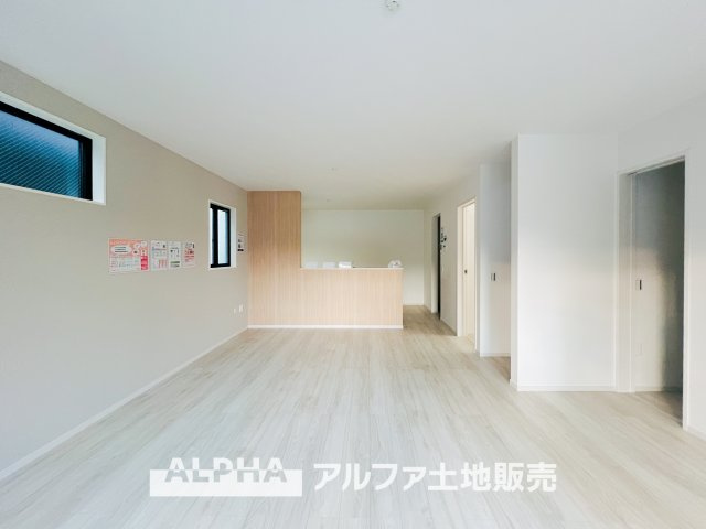 ~福生南田園~ Newly built houseの居間・リビング|【Comfortable living】
◆居心地のいい暮らし◆には欠かせない眩い採光。ゆったりとした幅の窓からこの空間に降り注ぐ採光が絶えない。明るいリビングこそ居心地のいい暮らしが待っていると思う