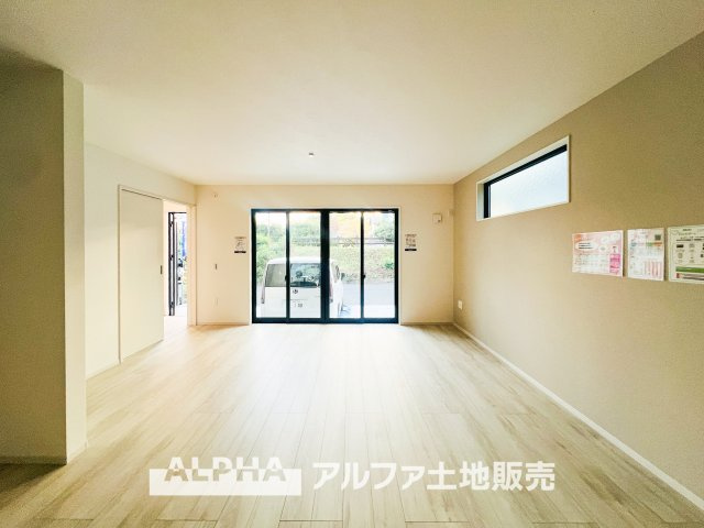 ~福生南田園~ Newly built houseの居間・リビング|【Living room】
◆時を忘れる場所◆ここにはみんなが集い、食事と楽しい会話が始まる。話に夢中になりすぎて、ついつい時を忘れ夜半過ぎになってしまう。そんな束の間の幸せを感じさせてくれる場所。