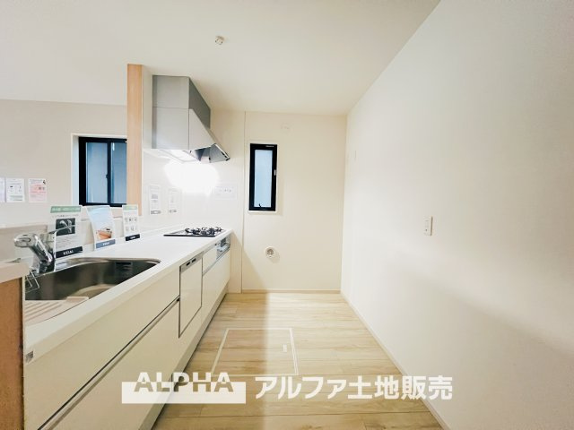 ~福生南田園~ Newly built houseのキッチン|【Otemachi】
◆勝手口◆キッチンからガーデンへと続く扉は採光と爽やかな風の流れるドアーはあると嬉しい装備の一つです。