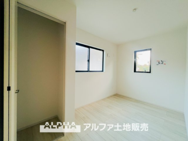 ~福生南田園~ Newly built houseの寝室|【Two sides lighting】
◆明るい主寝室◆二面採光北側の居室は明るく爽やかな風の抜ける快適空間。。収納もしっかりと沢山の洋服をしまえます。
