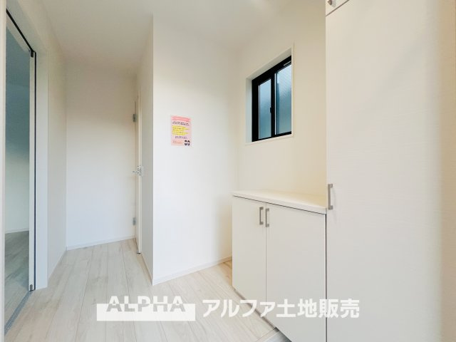 ~福生南田園~ Newly built houseの玄関|【Entrance】
◆玄関◆夜間お帰り時、鍵の挿入口は蛍光の為、自然に発光し簡単に挿入可能。またセキュリティサムターンなどピッキング対策に優れた防犯対策がされたセキュリティー面でも安心な玄関です。