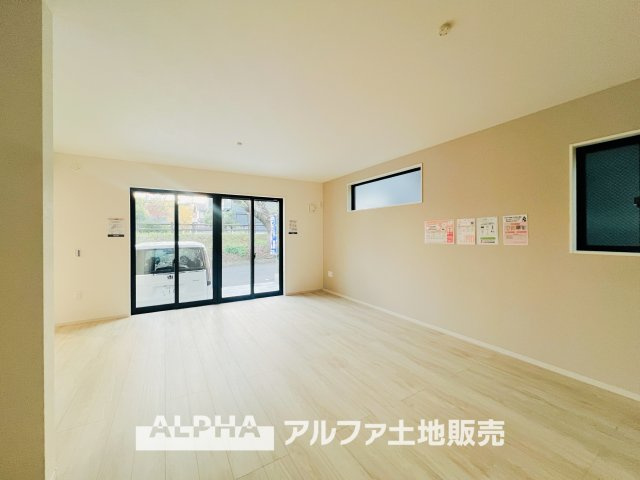 ~福生南田園~ Newly built houseの居間・リビング|【Going home】
◆帰宅◆リビングルームのドアを開き『ただいま～』と声をかける私。呼応するように『おかえり～』と明るい声で返す家族達。その声が聞える瞬間こそ温もりを感じるとても幸せの時間