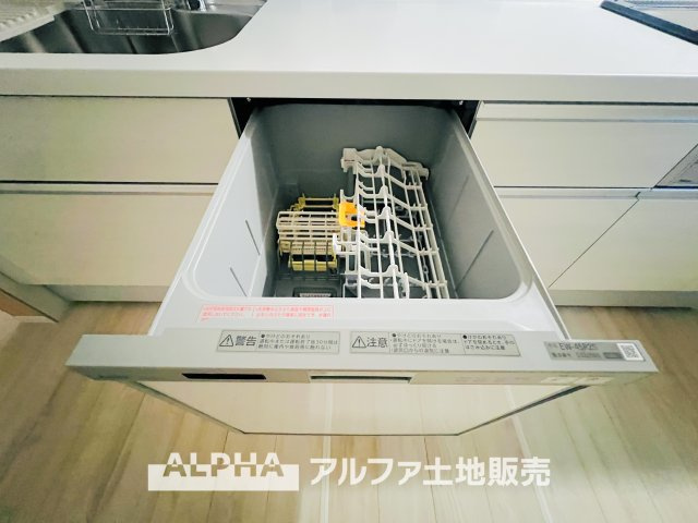 ~福生南田園~ Newly built houseのキッチン|【Food washing machine】
◆食洗機◆お子様の面倒を見れる時間が増え時短になります。加えて手荒れも防げてしかも節水が高い為、大変人気があり重宝します。