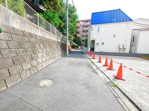 品川区東五反田　建築条件なし売地A区画の前面道路含む現地写真