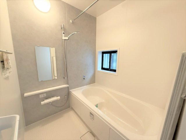 【浴室】 | 【仲介手数料２９０万円が無料！！】■祖師ヶ谷大蔵駅１０分■ウルトラマン商店街近く | 【諸費用２９０万円ＯＦＦ！！】
■祖師ヶ谷大蔵駅１０分
■ウルトラマン商店街すぐ
■住宅性能評価７項目で最高評価
■長期優良認定住宅
■ＺＥＨ水準住宅
■４ＬＤＫ＋ロフト＋車庫
■内覧可能