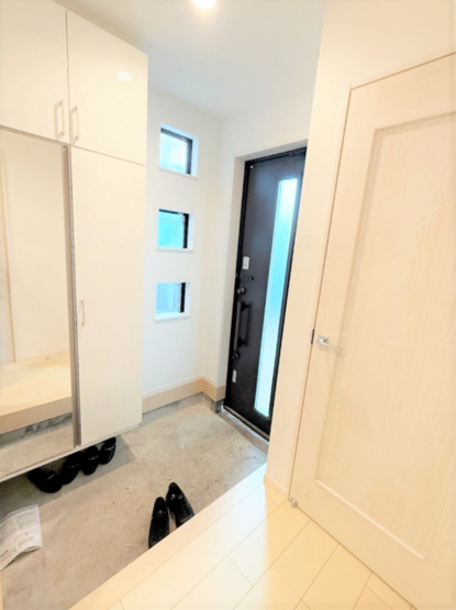 【玄関】 | 【仲介手数料２９０万円が無料！！】■祖師ヶ谷大蔵駅１０分■ウルトラマン商店街近く | 【諸費用２９０万円ＯＦＦ！！】
■祖師ヶ谷大蔵駅１０分
■ウルトラマン商店街すぐ
■住宅性能評価７項目で最高評価
■長期優良認定住宅
■ＺＥＨ水準住宅
■４ＬＤＫ＋ロフト＋車庫
■内覧可能