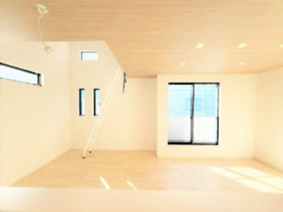 【居間・リビング】 | 【仲介手数料２９０万円が無料！！】■祖師ヶ谷大蔵駅１０分■ウルトラマン商店街近く | 【お得な諸費用サービスキャンペーン中！！】
詳細は「物件概要」の「諸費用」欄をご確認下さい。
■祖師ヶ谷大蔵駅１０分
■ウルトラマン商店街すぐ
■住宅性能評価７項目で最高評価
■長期優良認定住宅