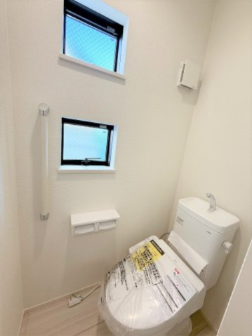 【トイレ】 | 【仲介手数料２９０万円が無料！！】■祖師ヶ谷大蔵駅１０分■ウルトラマン商店街近く | 【諸費用２９０万円ＯＦＦ！！】
■祖師ヶ谷大蔵駅１０分
■ウルトラマン商店街すぐ
■住宅性能評価７項目で最高評価
■長期優良認定住宅
■ＺＥＨ水準住宅
■４ＬＤＫ＋ロフト＋車庫
■内覧可能