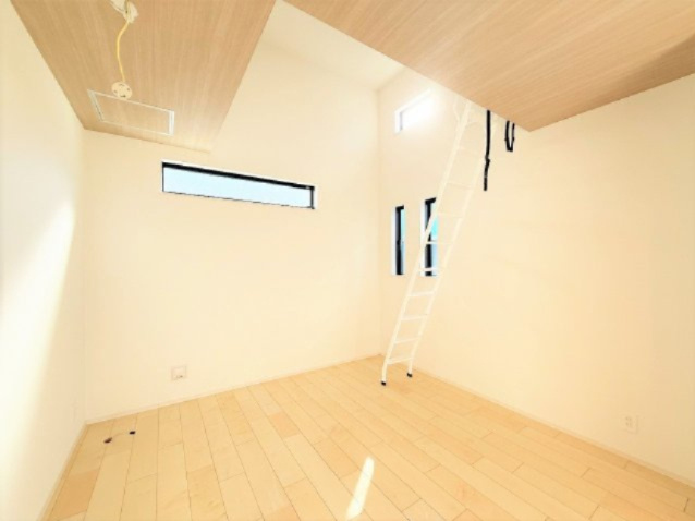 【居間・リビング】 | 【仲介手数料２９０万円が無料！！】■祖師ヶ谷大蔵駅１０分■ウルトラマン商店街近く | 【お得な諸費用サービスキャンペーン中！！】
詳細は「物件概要」の「諸費用」欄をご確認下さい。
■祖師ヶ谷大蔵駅１０分
■ウルトラマン商店街すぐ
■住宅性能評価７項目で最高評価
■長期優良認定住宅