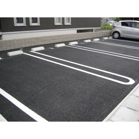 リヴェールの駐車場