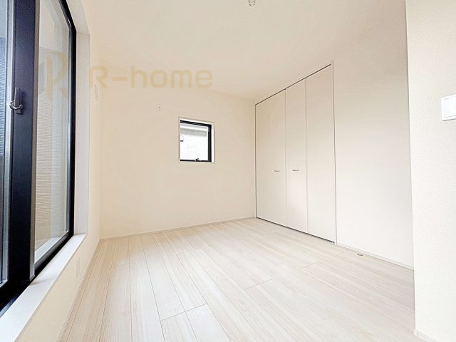 水戸市赤塚4期　新築戸建て　1号棟の洋室|2面窓の風通しの良い洋室です♪差し込む暖かな陽当たりで、室内がくつろげる空間に早変わりです♪