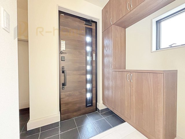 水戸市赤塚4期　新築戸建て　1号棟の玄関|気持ちよくご家族やゲストを送迎できる穏やかな雰囲気の玄関♪大きな下駄箱で玄関廻りスッキリ♪