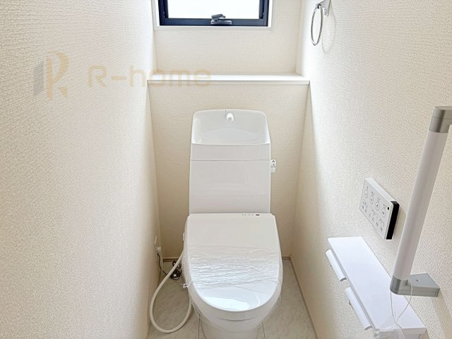 水戸市赤塚4期　新築戸建て　1号棟のトイレ|温水洗浄便座付きのトイレ。
トイレが２ヵ所設置で朝の忙しい時間でも安心です。