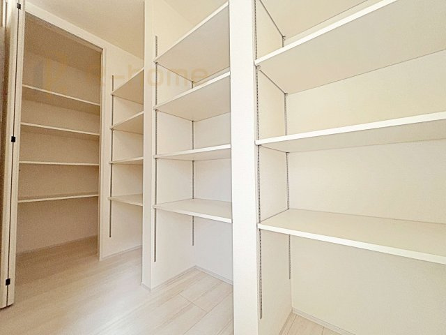水戸市赤塚4期　新築戸建て　1号棟の収納|たっぷり収納できる大容量のパントリー！可動棚付きで整理整頓ラクラク♪