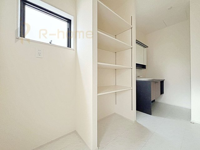 水戸市赤塚4期　新築戸建て　1号棟の洗面所|洗面所に便利な可動棚付き！タオルや着替えもスッキリ収納♪