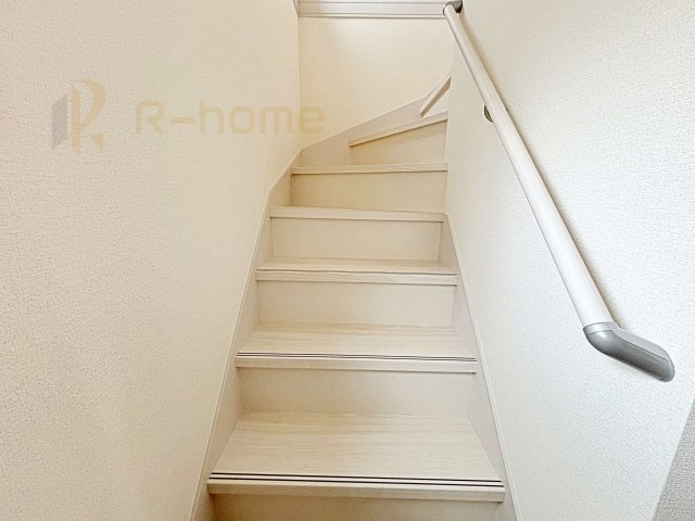 水戸市赤塚4期　新築戸建て　1号棟の内装|手すりのついた階段！小さなお子様の利用も一安心です♪
