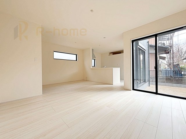 水戸市赤塚4期　新築戸建て　1号棟の居間・リビング|広くてとっても明るいLDK！ストック品などの収納に便利なパントリー付き♪