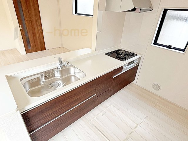 水戸市赤塚4期　新築戸建て　1号棟のキッチン|料理をしながら家族とコミュニケーションが取れる対面式システムキッチン。