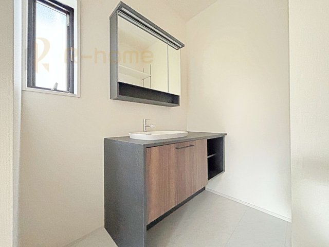 水戸市赤塚4期　新築戸建て　1号棟の洗面所|使いやすいお洒落な洗面台！タオルや着替えの収納に便利な可動棚付きの洗面スペース♪