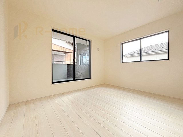 水戸市赤塚4期　新築戸建て　1号棟の洋室|お部屋のサッシにはペアガラスを採用、高い断熱性による省エネと結露対策に有効です♪