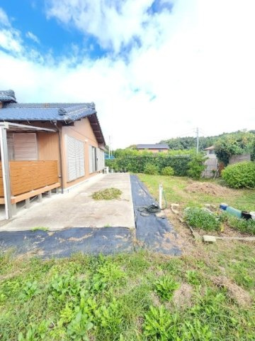 いすみ市岬町椎木　中古戸建の庭|敷地約625坪5LDK平屋敷地内に納屋付きウッドデッキ 家庭菜園・ドックラン・バーベキューが可能です