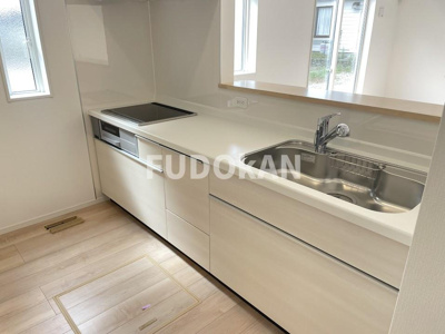 【キッチン】 | 山辺町山辺第12【新築建売】2号棟 | 広々ワイドなキッチンは料理がしやすく快適です。