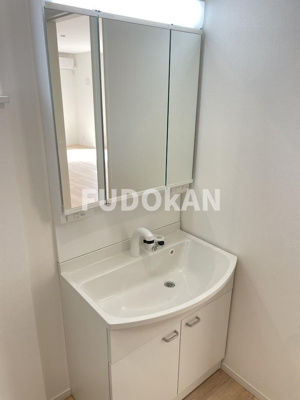 【独立洗面台】 | 山辺町山辺第12【新築建売】2号棟 | 三面鏡の洗面台は、スタイリッシュなだけでなく収納力もあります。