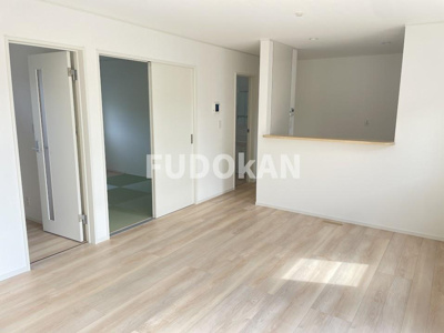 【居間・リビング】 | 山辺町山辺第12【新築建売】2号棟 | リビングは広々です。家族の団欒の場として家庭を包みます。