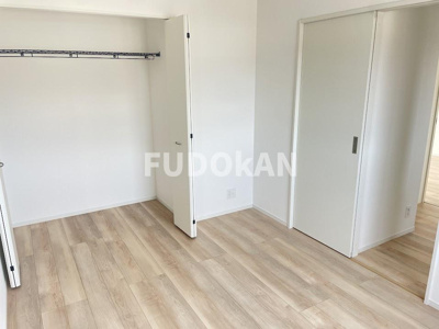 【洋室】 | 山辺町山辺第12【新築建売】2号棟 | 洋室もそれぞれ収納スペースが完備されております。