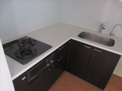 アトラス白山のキッチン|スペースの広いL字キッチン