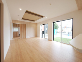 【居間・リビング】 | 甲府市山宮町 新築戸建 全2棟1号棟 三方角地 敷地83坪 | 南からの日差しが入る開放感のあるリビング