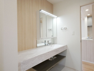 【独立洗面台】 | 甲府市山宮町 新築戸建 全2棟1号棟 三方角地 敷地83坪 | 清潔感を保ちやすいフルフラットカウンター