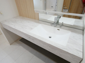 【洗面所】 | 甲府市山宮町 新築戸建 全2棟1号棟 三方角地 敷地83坪 | 使いやすいフラットカウンター仕様の洗面台