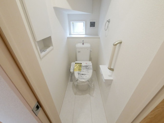 【トイレ】 | 甲府市山宮町 新築戸建 全2棟1号棟 三方角地 敷地83坪 | ウォシュレット付き1階トイレ